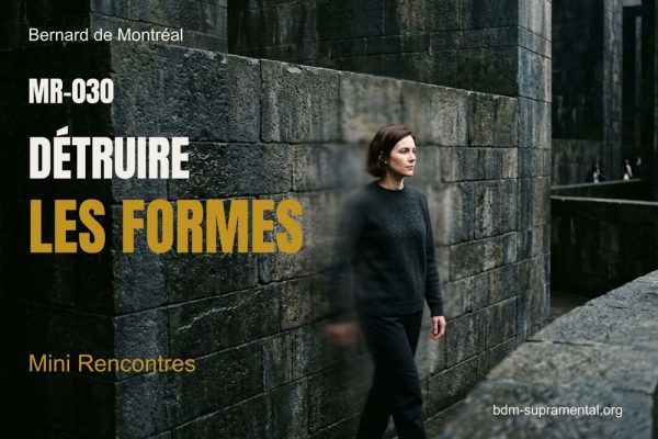 Dans un monumental labyrinthe de pierre sombre, une femme aux cheveux courts émerge paisiblement d'un mur massif et continu, la matière minérale se dissolvant en un flou progressif à son passage — MR-030 Détruire les formes, Bernard de Montréal.